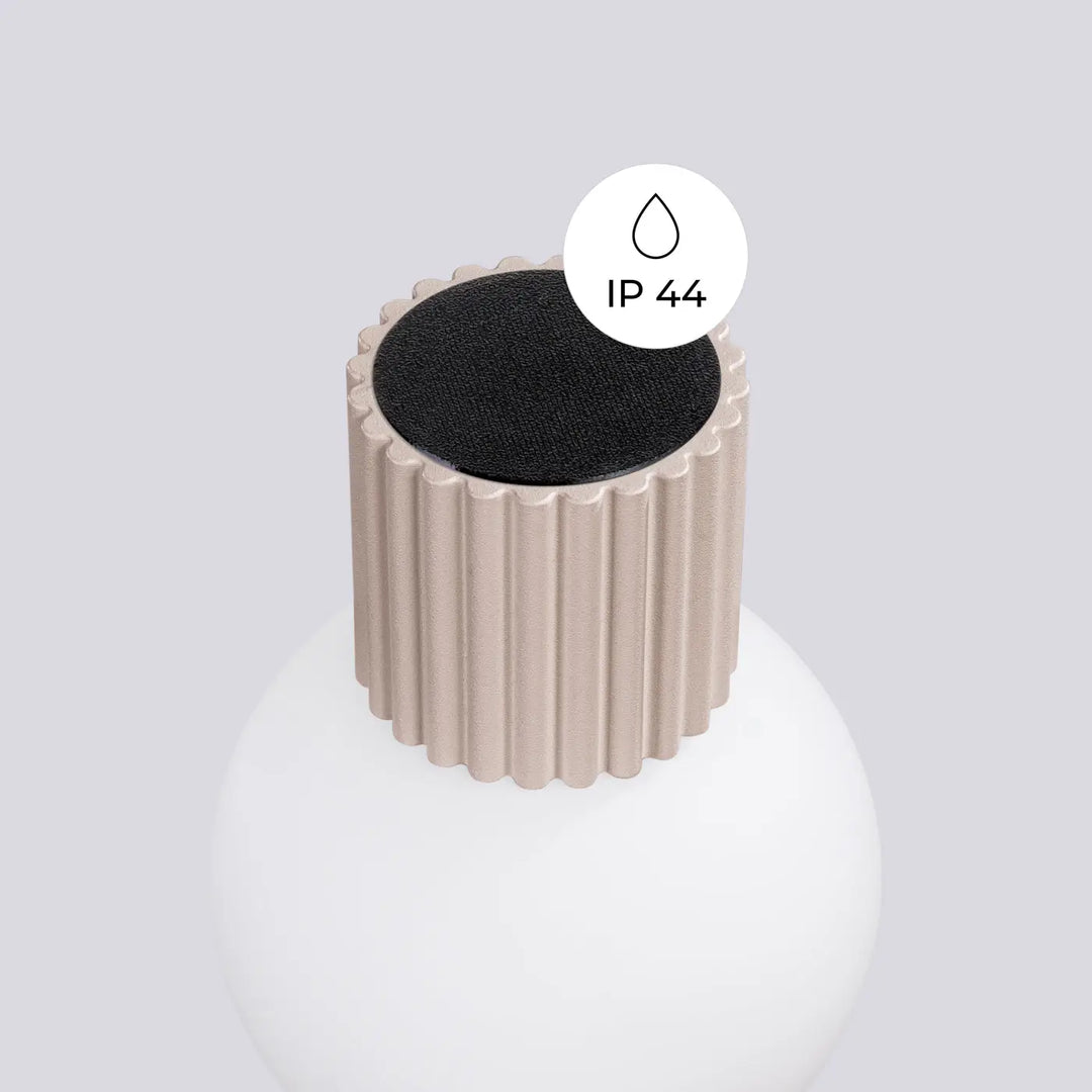 Applique murale lampe halo taupe avec capuchon plastique côtelé beige et dessus noir texturé ip44 pour bureau décorative forme unique