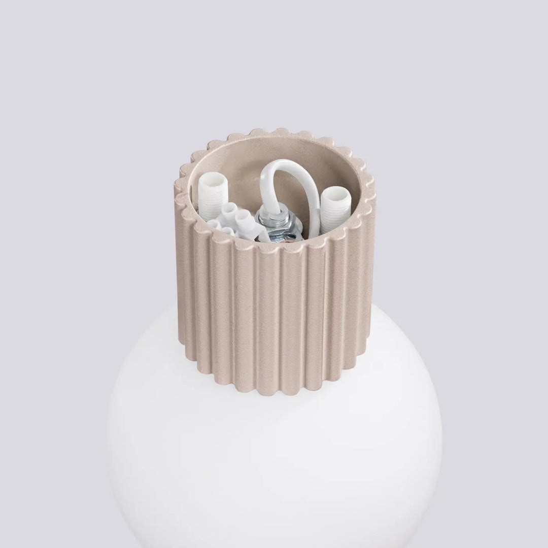 Applique murale lampe halo taupe avec douille céramique côtelée beige et câblage blanc métallique décorative bureau forme unique