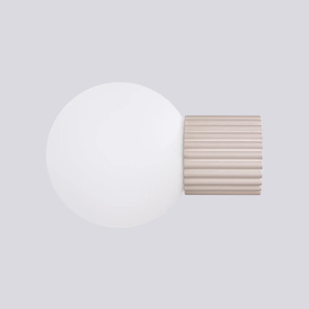 Applique murale lampe halo taupe avec forme unique en verre sphérique givré et base cylindrique côtelée pour bureau décorative