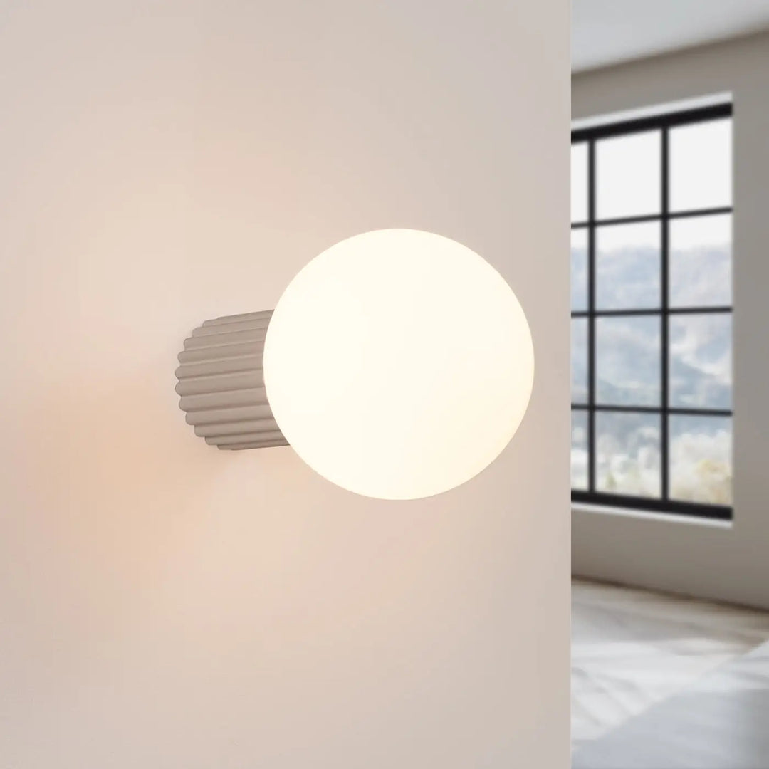 Applique murale halo taupe avec lampe halo en verre sphérique dépoli et base métallique cannelée pour bureau décorative