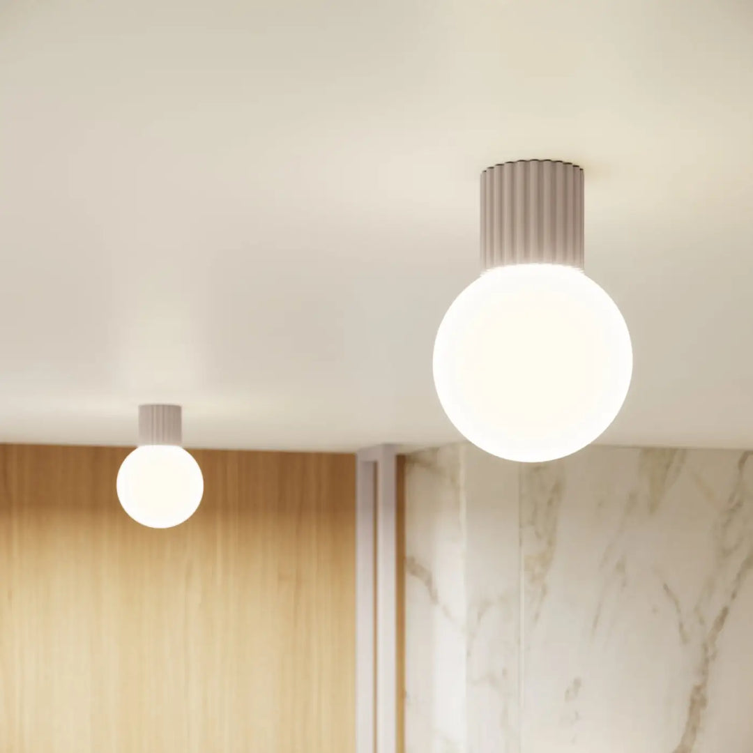 Applique murale lampe halo taupe avec globe en verre dépoli et base en métal cannelé gris pour bureau décorative forme unique