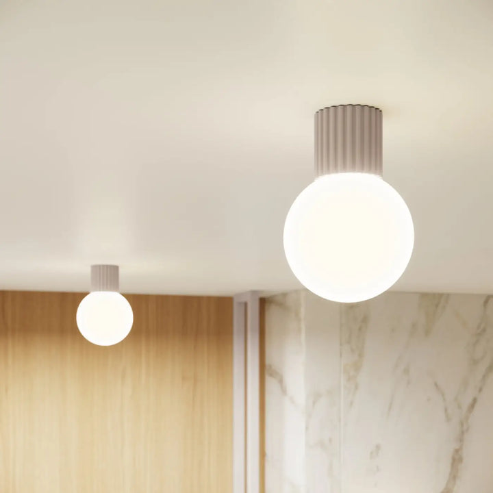 Applique murale lampe halo taupe avec globe en verre dépoli et base en métal cannelé gris pour bureau décorative forme unique