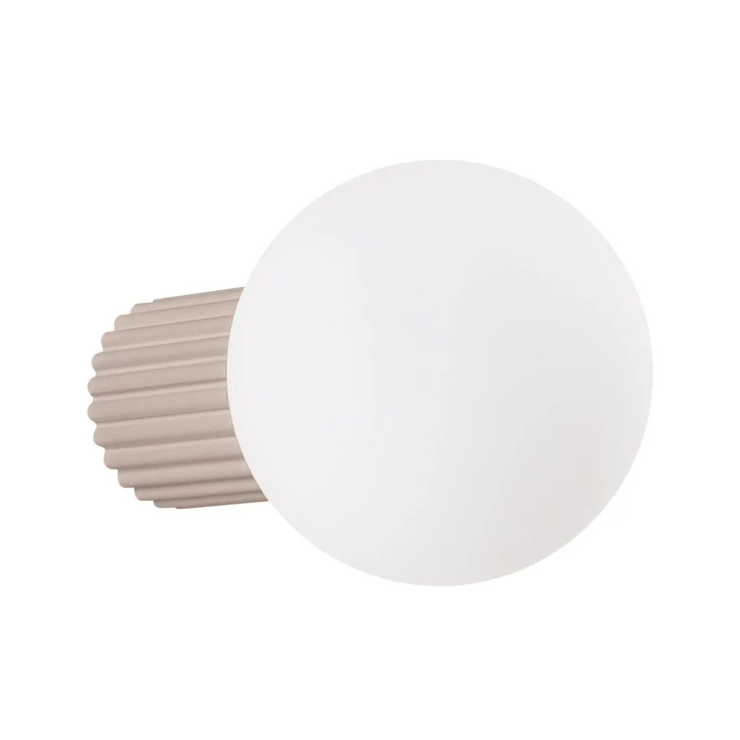 Applique murale lampe halo taupe avec bouton sphérique mat blanc et base cylindrique beige pour bureau décorative forme unique