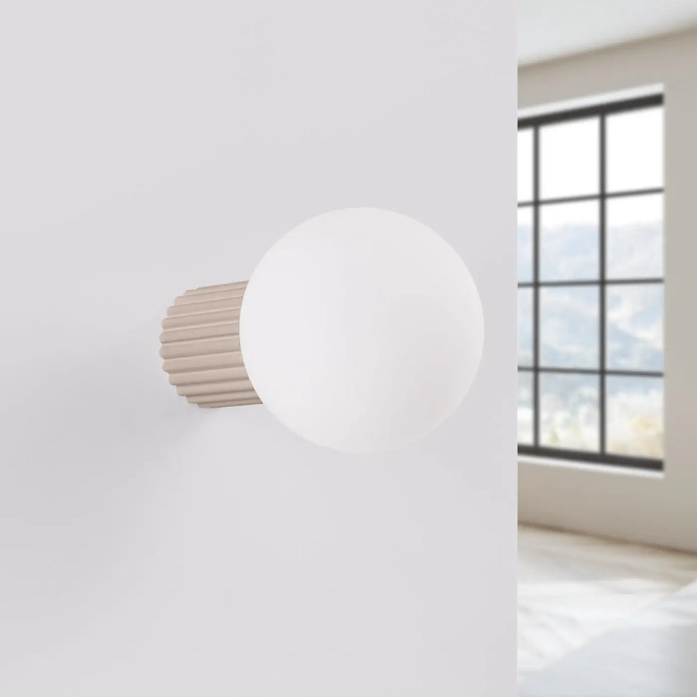 Applique murale lampe halo matte blanche sphérique avec base cylindrique côtelée taupe, décorative forme unique bureau