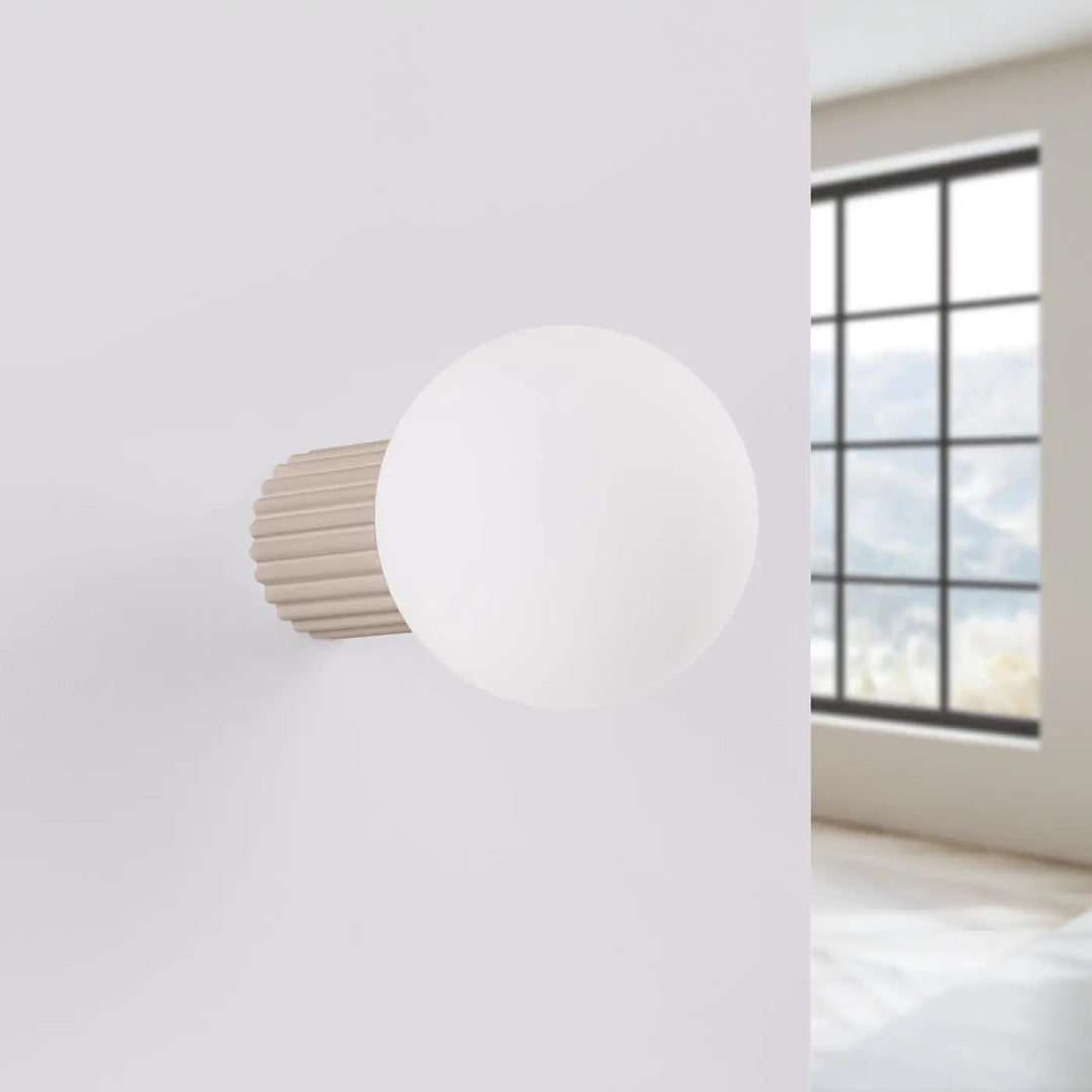 Applique murale lampe halo matte blanche sphérique avec base cylindrique côtelée taupe, décorative forme unique bureau