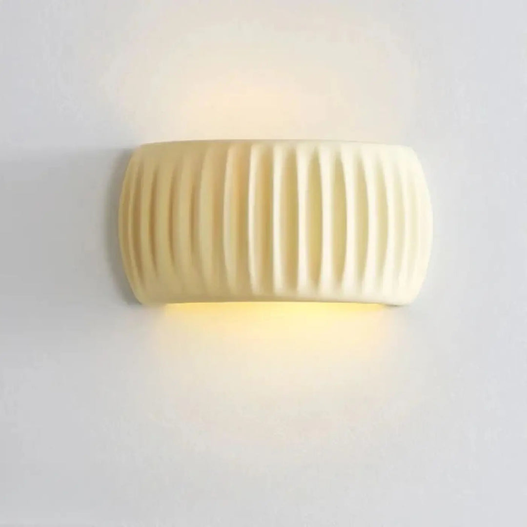 Applique murale en céramique crème avec effet ridé vertical s pour un style tendance dans votre intérieur