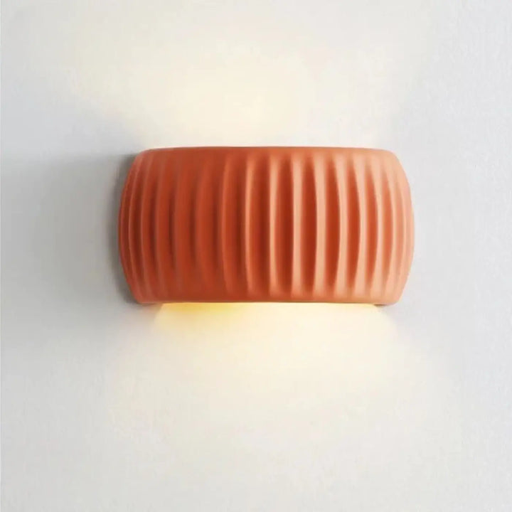 Applique murale krema cylindrique terracotta avec effet ridé vertical pour un intérieur tendance
