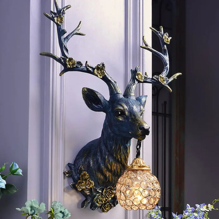 Applique murale cerfia en forme de tête de cerf antique avec antlers bronze et fleurs dorées, globe en cristal luminaire