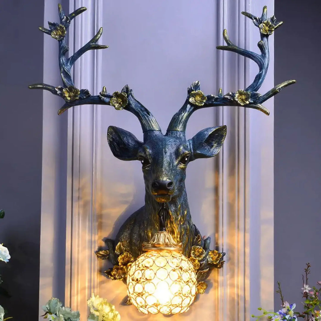 Applique murale en bronze antique cerfia avec tête de cerf ornée de fleurs dorées et globe en cristal lumineux pour décoration intérieure