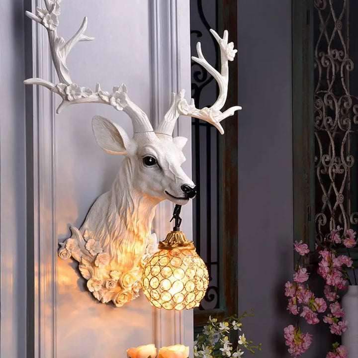 Applique murale cerfia en forme de tête de cerf blanc avec lampe globe en cristal à lumière chaude pour décoration intérieure élégante