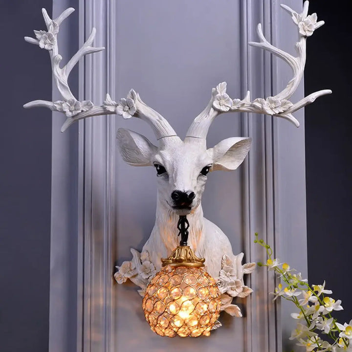 Applique murale cerfia en forme de cerf blanc avec globes lumineux dorés et cristaux pour décoration intérieure élégante