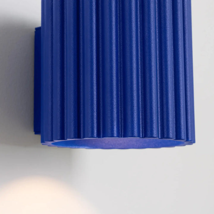 Applique murale aura ultramarine en cobalt bleu vibrant avec une forme unique inspirée et un design moderne cannelé