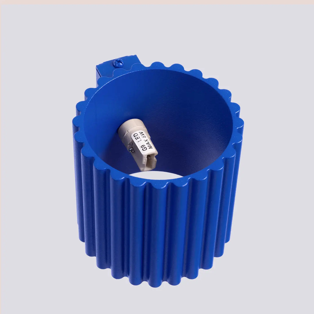 Applique murale aura ultramarine avec forme unique inspirée en plastique bleu nervuré et ampoule led blanche