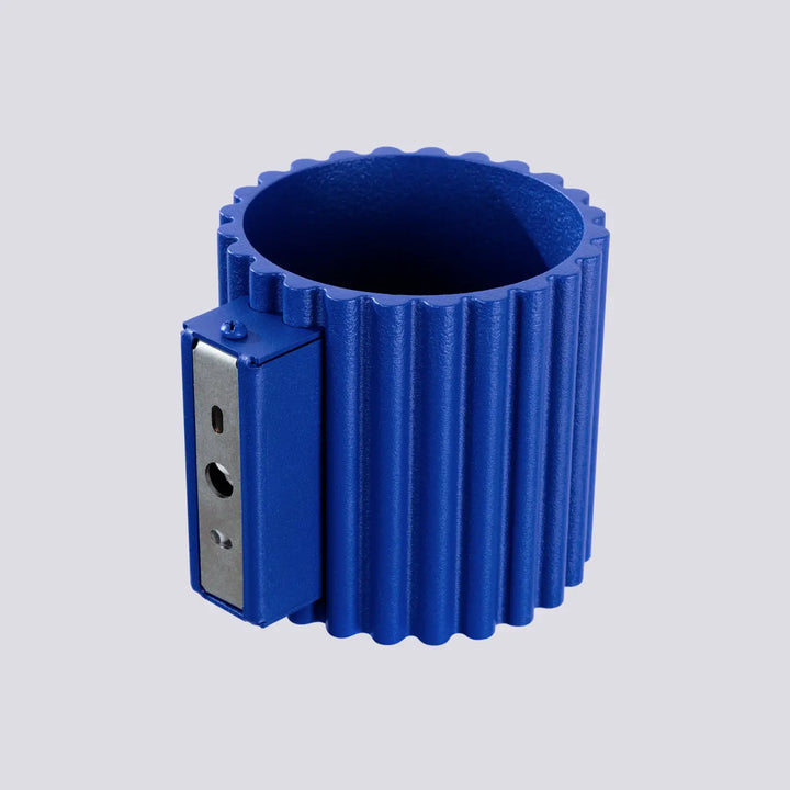 Applique murale aura ultramarine avec dissipateur thermique bleu nervuré et plaque de montage argentée forme unique inspirée