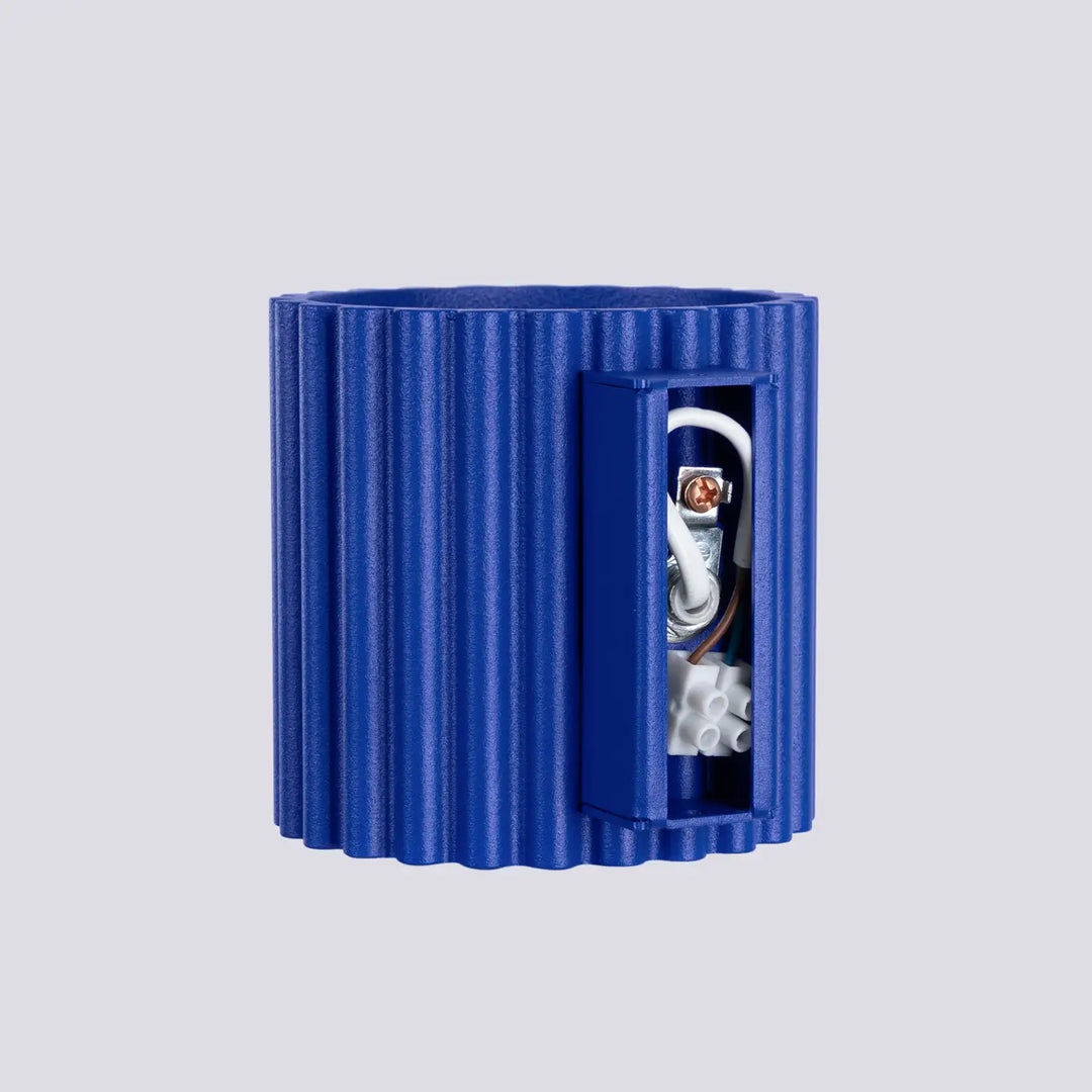 Boîte de jonction électrique bleue cannelée en plastique avec câblage visible pour applique murale aura forme unique inspirée