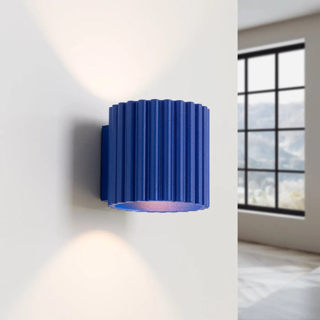 Applique murale aura ultramarine en forme unique inspirée avec cylindre cobalt bleu et lumière intérieure violette éclatante