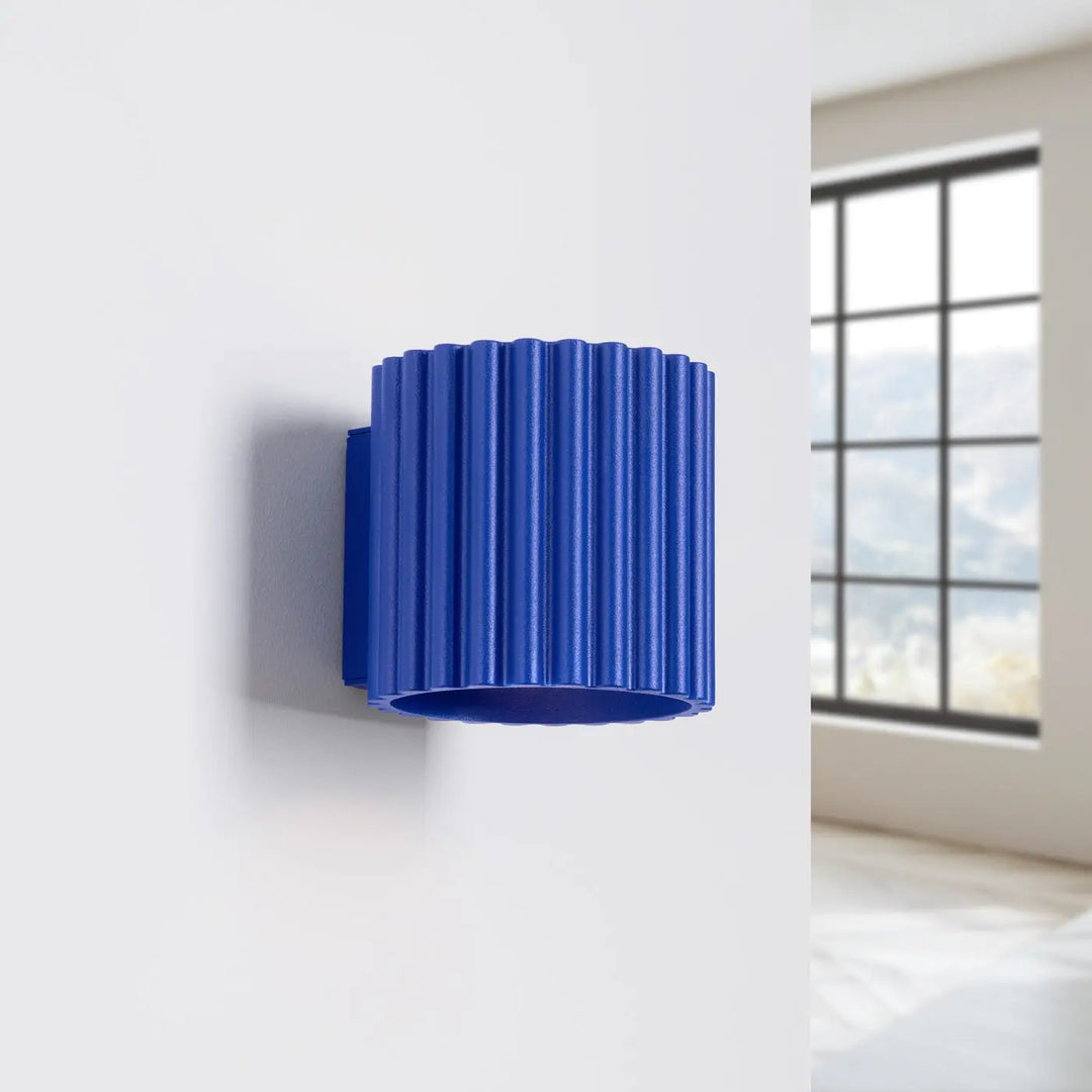 Applique murale aura ultramarine en forme unique inspirée avec texture rainurée verticale bleu vibrant cylindrical