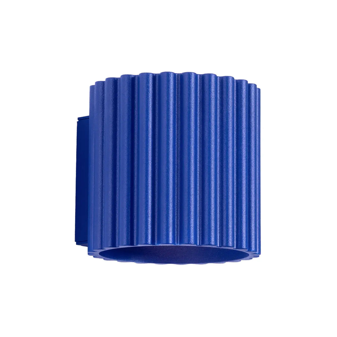 Applique murale aura ultramarine en métal cannelé bleu vif avec une forme unique inspirée et design moderne élégant
