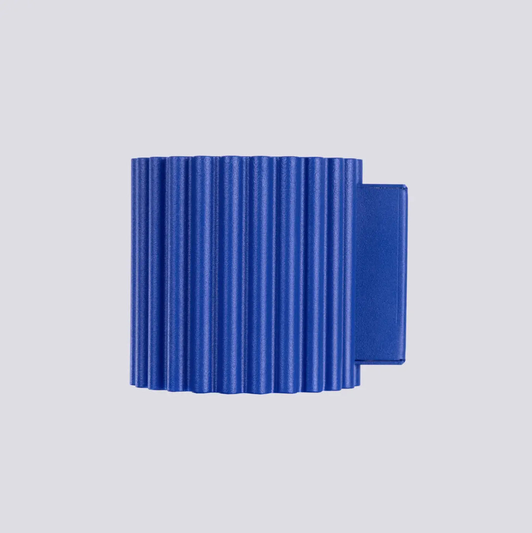 Applique murale aura forme unique inspirée bleu ultramarine en métal cannelé support livre mural à base rectangulaire