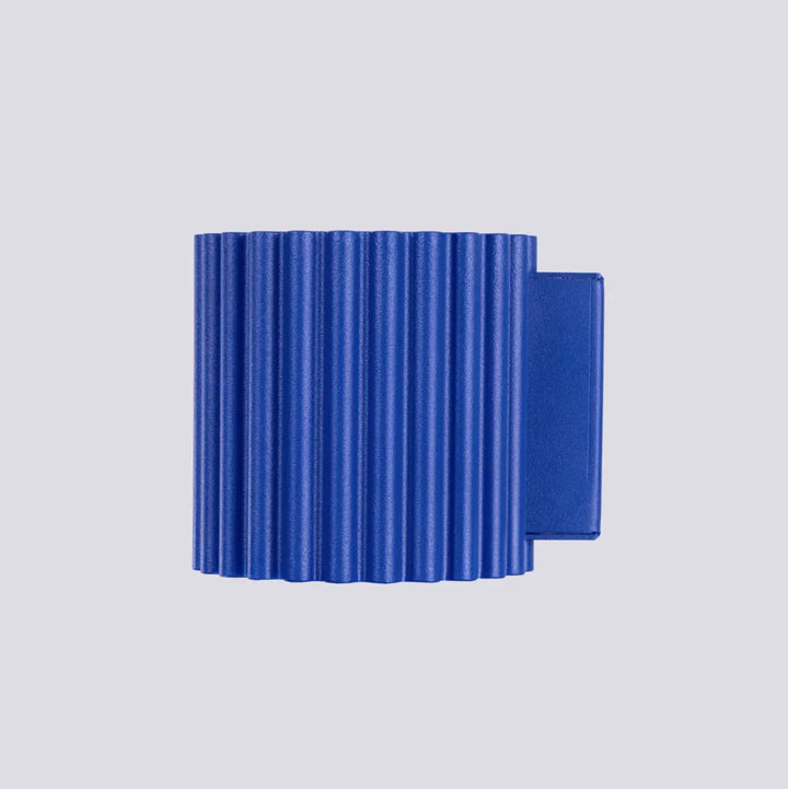 Applique murale aura forme unique inspirée bleu ultramarine en métal cannelé support livre mural à base rectangulaire