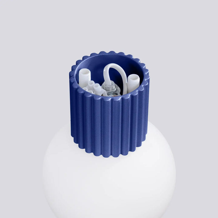 Applique murale lampe halo bleu côtelé avec sphère laiteuse et composants internes blancs pour bureau décorative