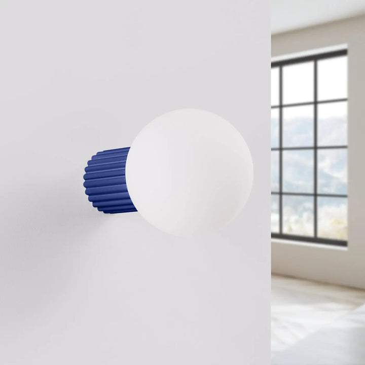 Applique murale lampe halo ultramarine avec base cylindrique cannelée bleue et sphère laiteuse pour bureau décorative