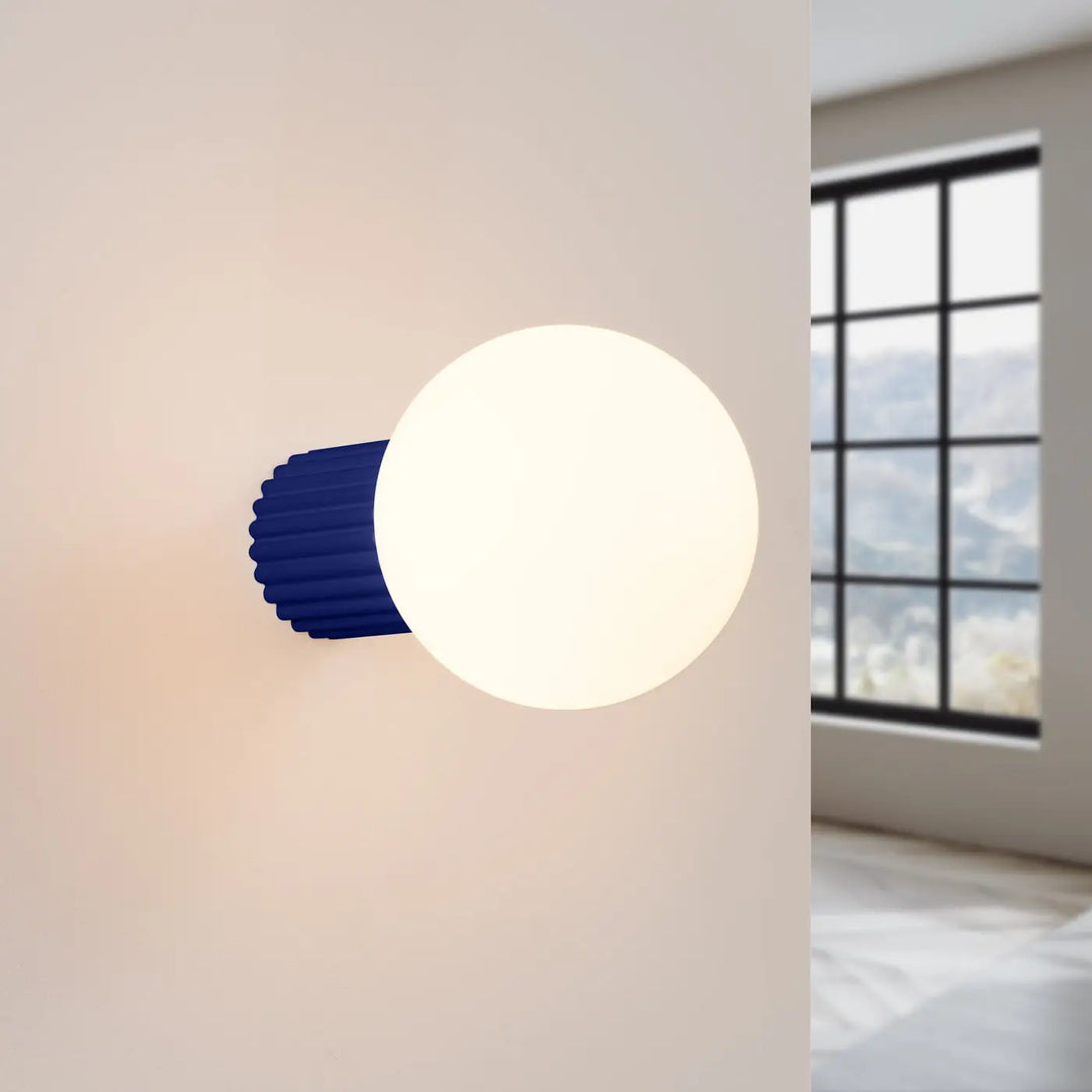 Applique murale halo ultramarine bleu côtelé avec sphère laiteuse blanche idéale pour bureau décorative