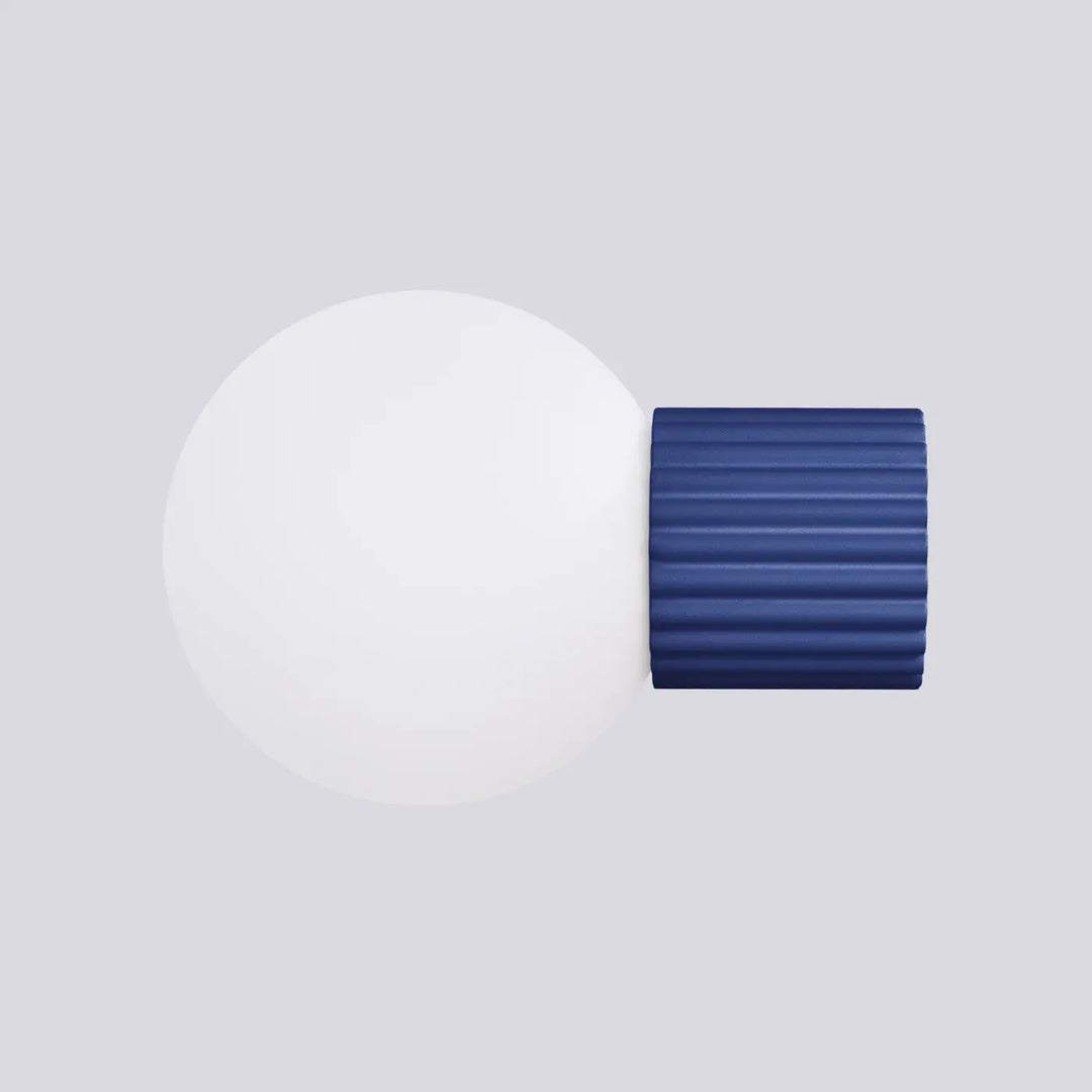 Applique murale lampe halo avec sphère laiteuse blanche et base en métal nervuré bleu ultramarin pour bureau décorative