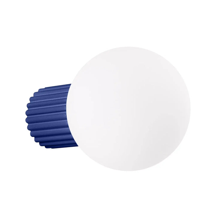 Applique murale lampe halo avec sphère laiteuse et base cylindrique ultramarine pour bureau décorative
