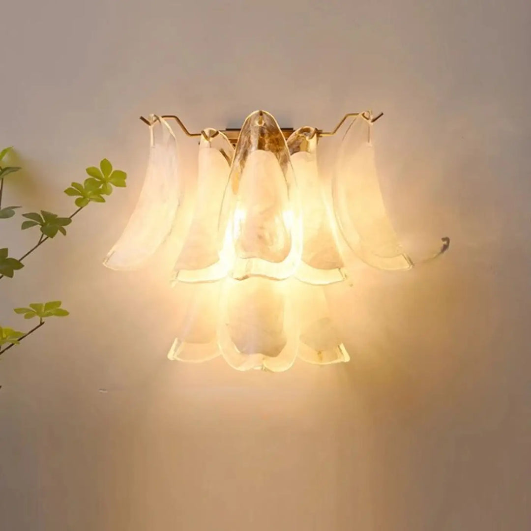 Applique murale nika en verre transparent à effet fleur lumineuse avec cadre métallique finition or chaud