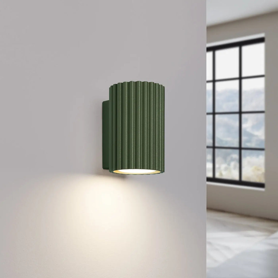 Applique murale karbon 10 vert olive cylindrique avec rainures verticales lumière chaude design minimaliste plafonnier karbon allie ampoules gu10 interchangeables
