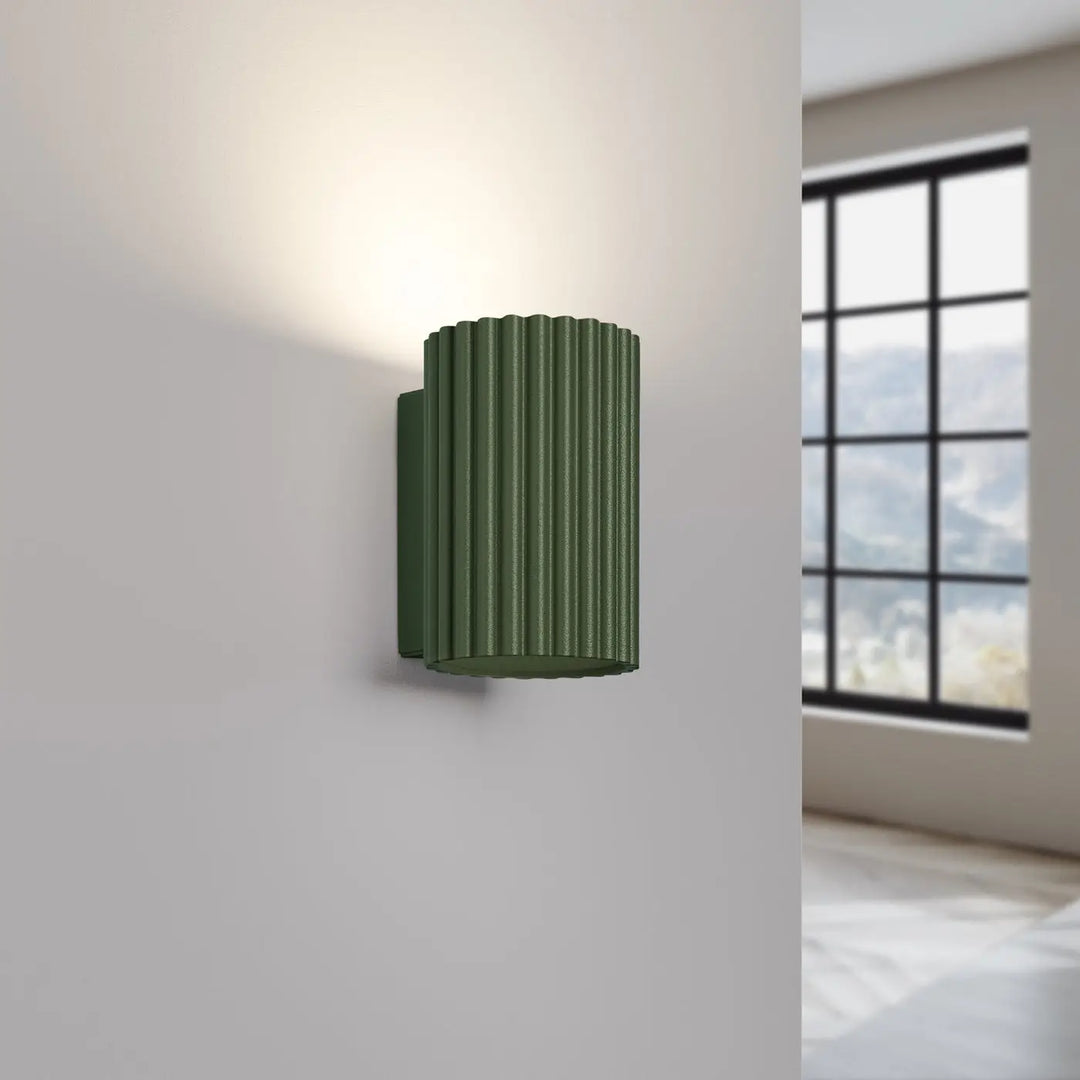 Applique murale karbon 10 vert olive avec rainures verticales design minimaliste et ampoules gu10 interchangeables