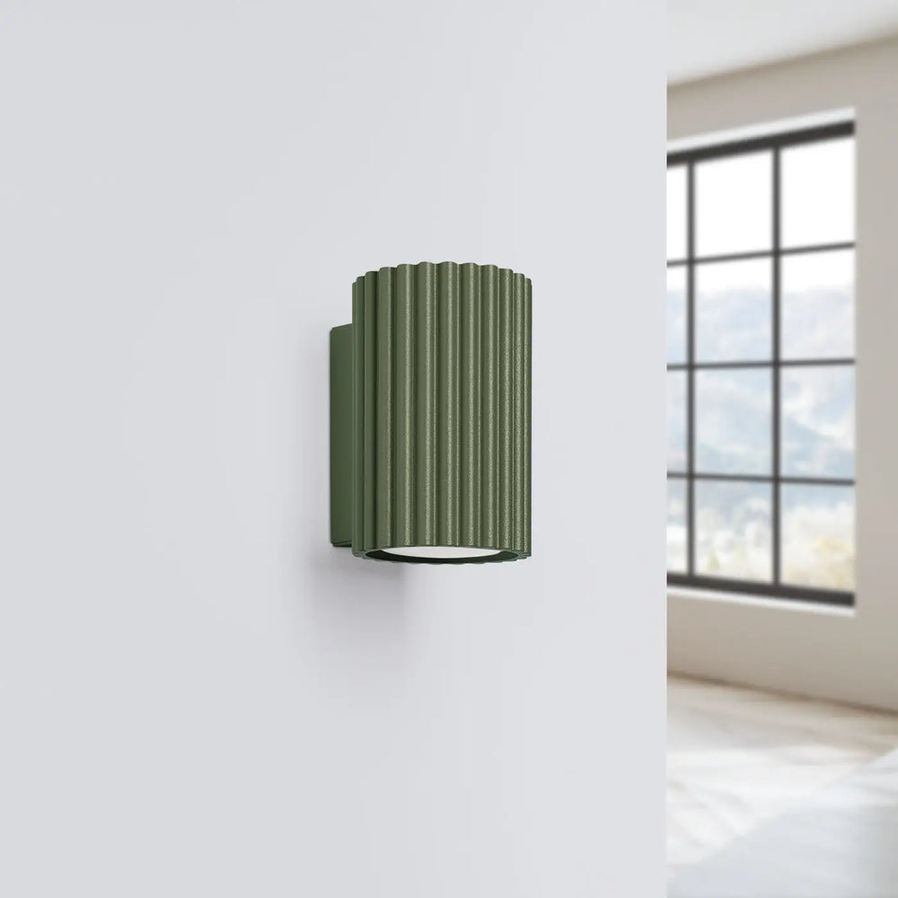 Applique murale karbon 10 vert olive avec design minimaliste et ampoules gu10 interchangeables pour intérieur moderne