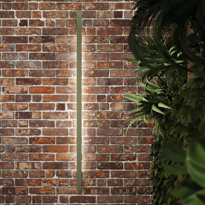 Applique murale lahti 50 led 3000k vert olive avec module led intégré et boîtier allongé sur mur en ocre rouge