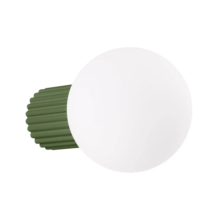 Applique murale lampe halo avec sphère laiteuse en verre blanc ovale et base en métal côtelé vert olive forme unique