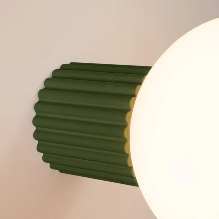 Applique murale lampe halo vert olive avec base cylindrique côtelée et sphère laiteuse à forme unique