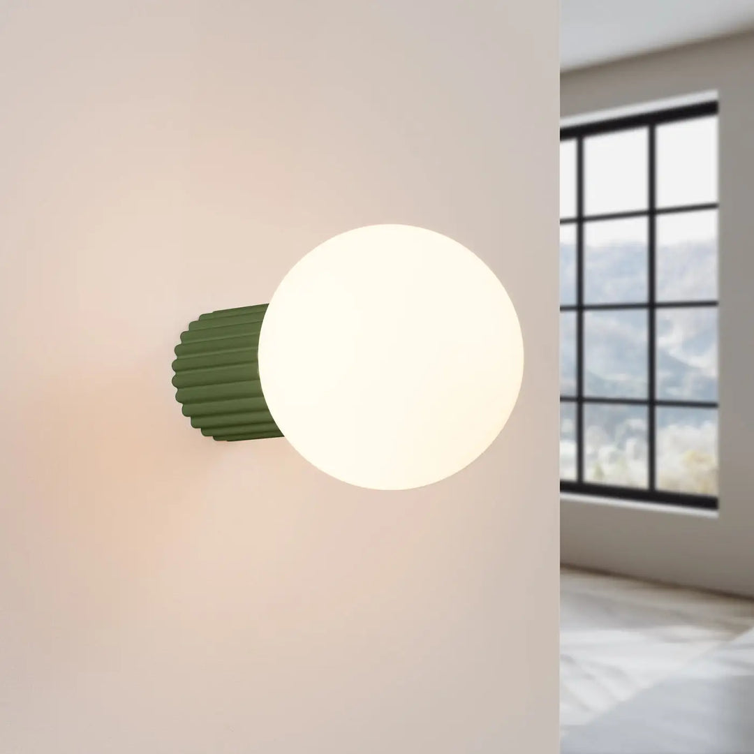 Applique murale lampe halo vert olive en forme unique avec sphère laiteuse en verre dépoli cylindrique côtelé