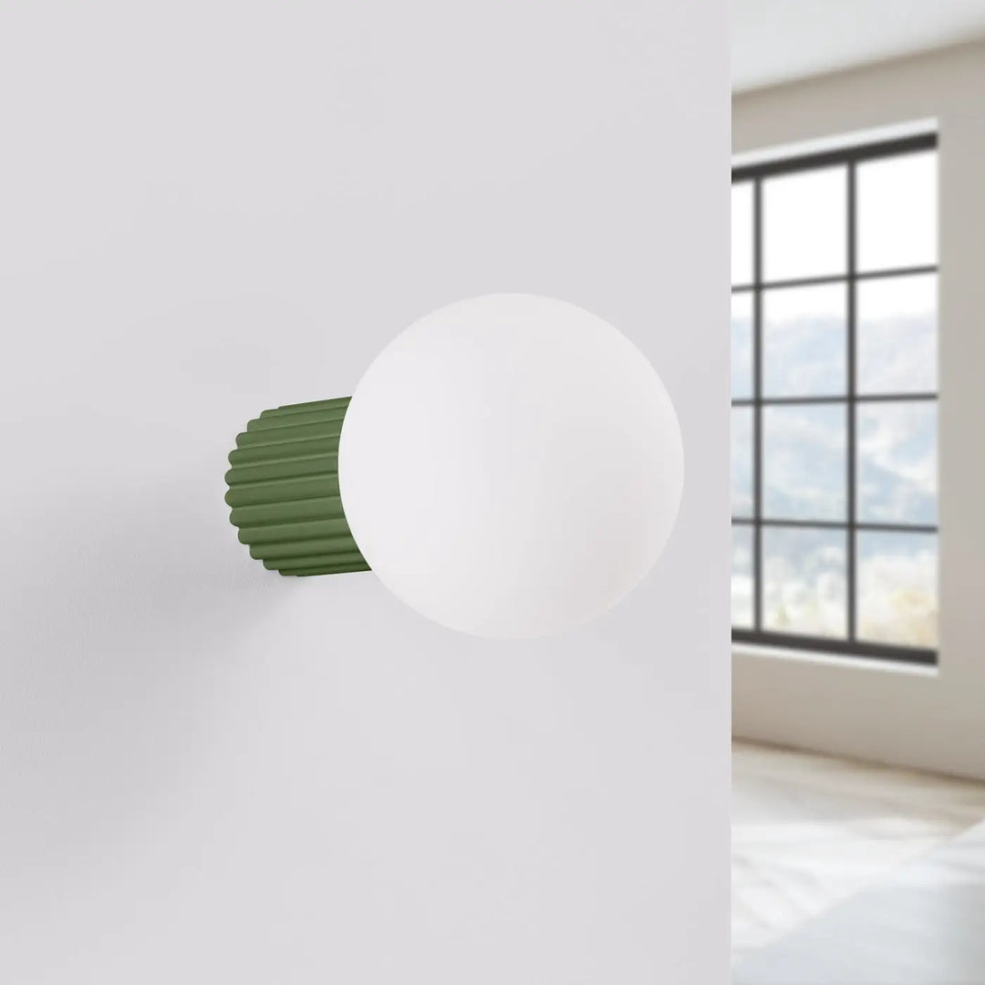 Applique murale lampe halo vert olive avec forme unique cylindrique et sphère laiteuse en verre mat