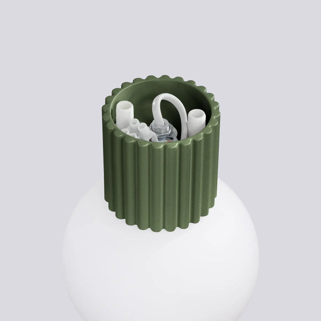 Applique murale lampe halo vert olive avec douille plastique côtelée et support en verre clair pour sphère laiteuse forme unique