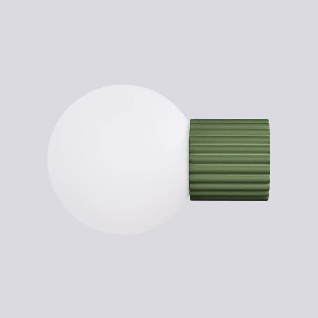 Applique murale lampe halo vert olive avec base cylindrique côtelée et sphère laiteuse en verre mat
