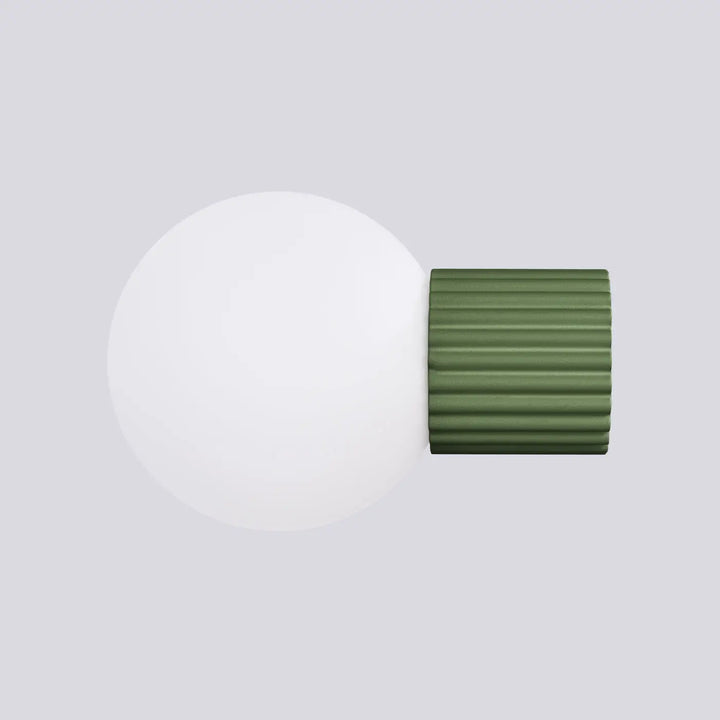 Applique murale lampe halo vert olive avec base cylindrique côtelée et sphère laiteuse en verre mat
