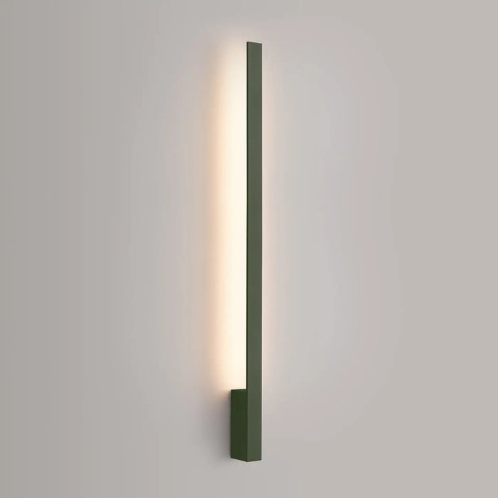 Applique murale lahti 90 vert olive matte avec profil slim et éclairage ambiant chaud, idéale pour intérieur moderne ocre rouge