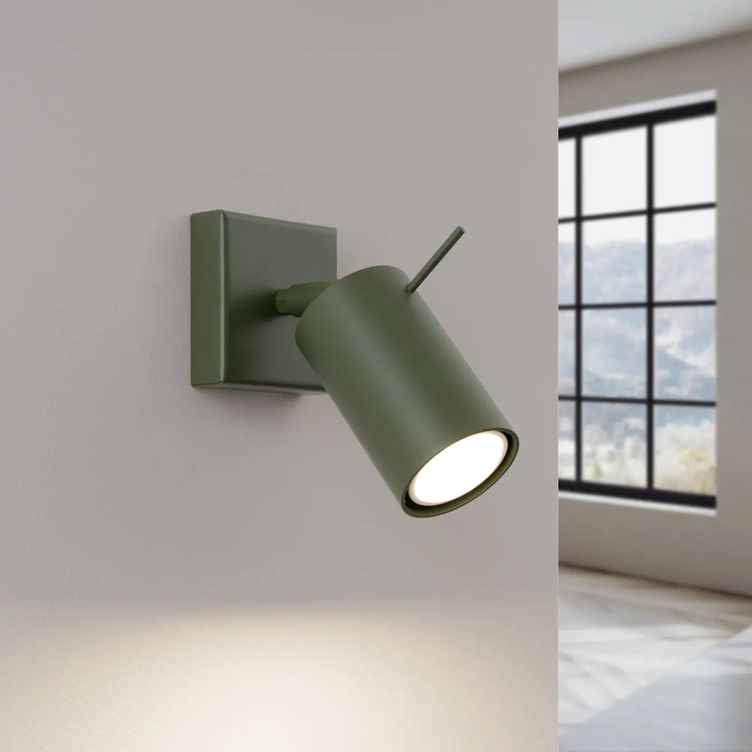 Applique murale ring en vert olive avec finition mate, tête cylindrique et base carrée, éclairage flexible et minimalisme moderne