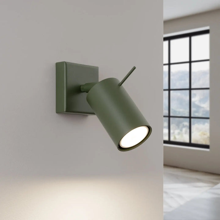 Applique murale ring en vert olive avec finition mate, tête cylindrique et base carrée, éclairage flexible et minimalisme moderne
