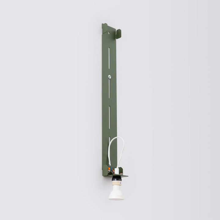 Applique murale vert olive en métal avec ampoule conique blanche et câblage apparent collection freya cinq coloris