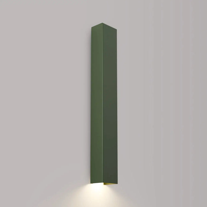 Applique murale freya 60 vert olive minimaliste avec finition métallique élégante et lumière chaude orientée vers le bas