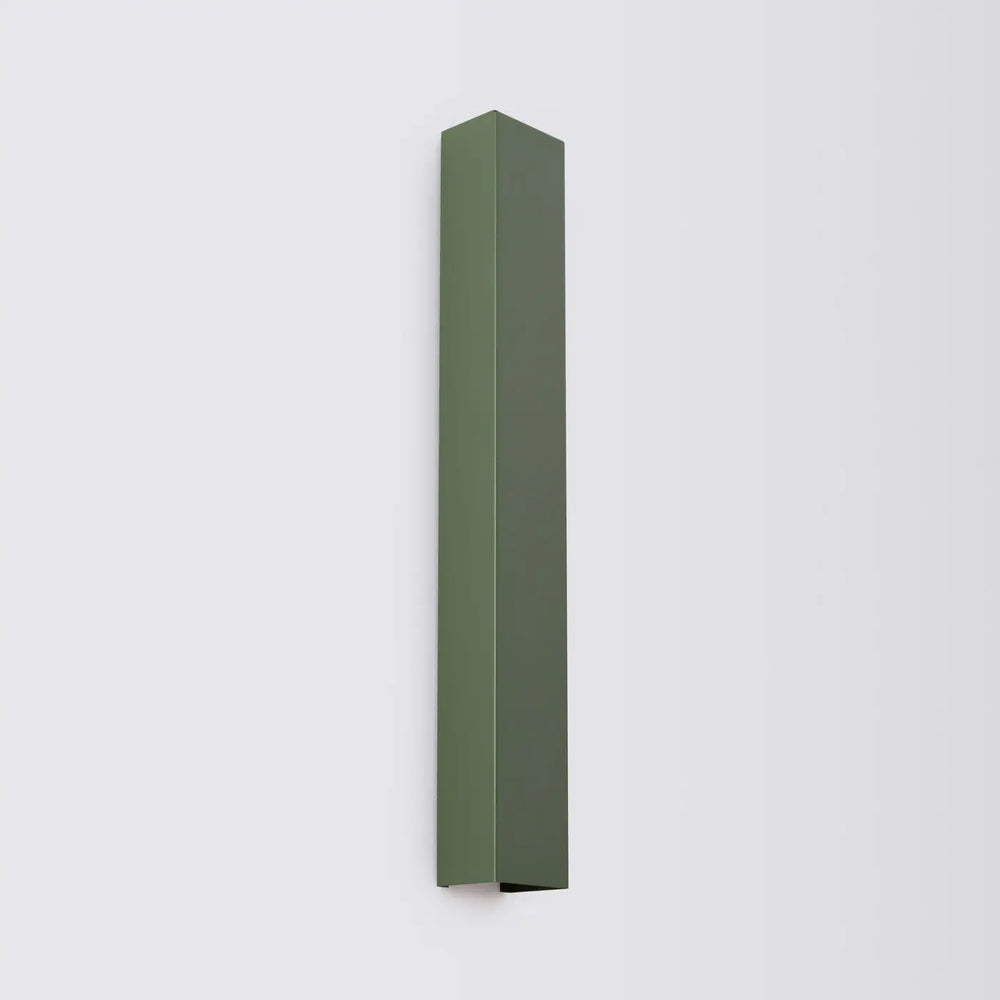 Applique murale freya 60 vert olive compose d’appliques murales minimalistes en cinq coloris pour un style moderne