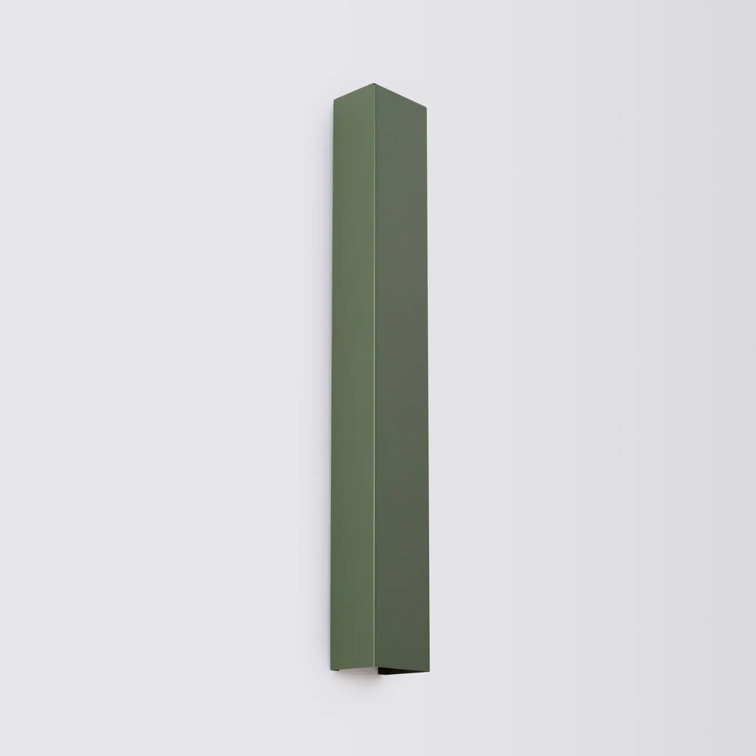Applique murale freya 60 vert olive compose d’appliques murales minimalistes en cinq coloris pour un style moderne