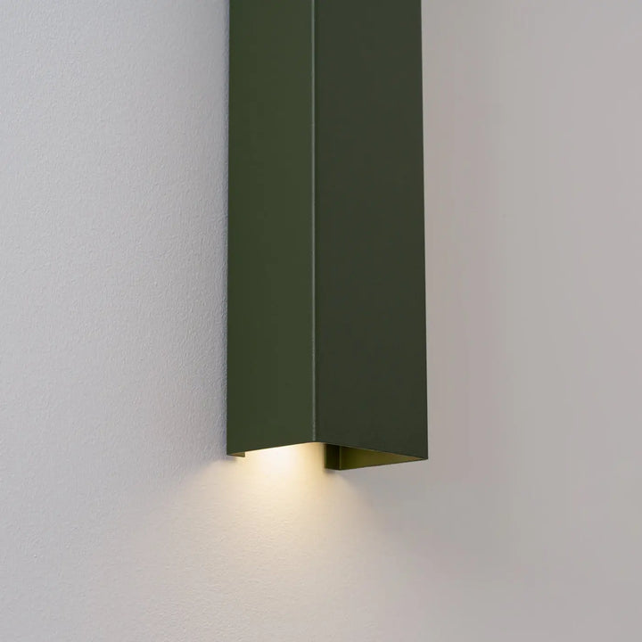 Applique murale freya 120 vert olive compose d’appliques murales minimaliste disponible en cinq coloris