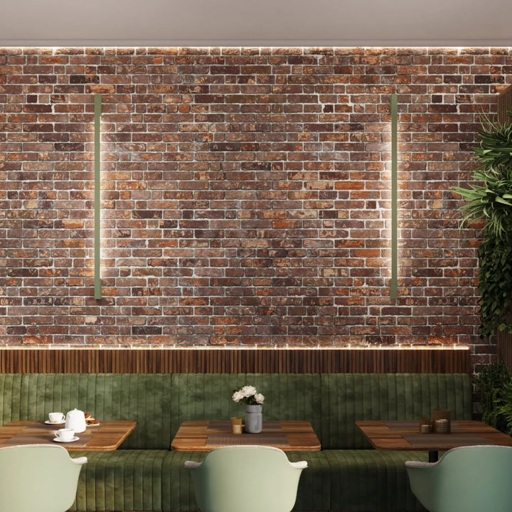 Applique murale lahti 70 led 4000k vert olive avec banquettes en velours vert olive et mur en brique ocre rouge